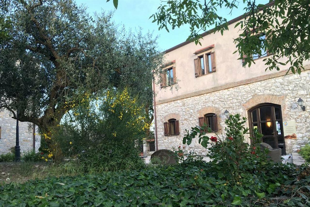 بيانا ديلي البانيسي Agriturismo Sant'Agata المظهر الخارجي الصورة