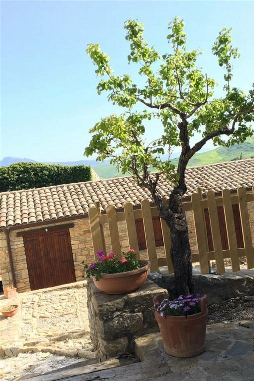 بيانا ديلي البانيسي Agriturismo Sant'Agata المظهر الخارجي الصورة